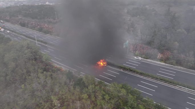 汽车自燃，高速公路