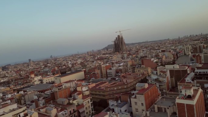 空中无人机，巴塞罗那市，加泰罗尼亚住房社区和圣家堂的快速移动镜头。