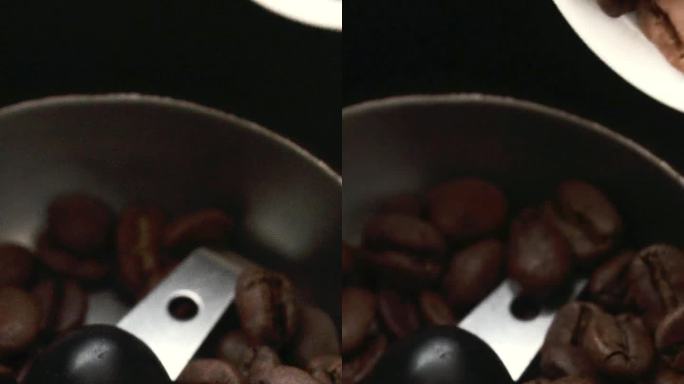 把咖啡豆放入咖啡研磨机