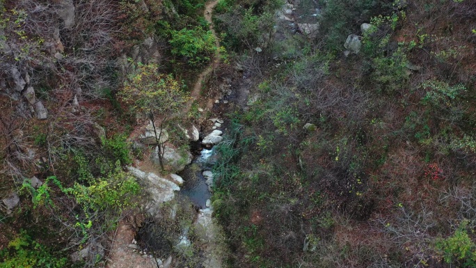 航拍秦岭秋天景色水源地山泉水流溪流河水