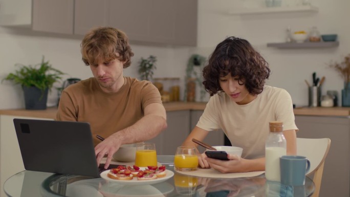 现代家庭用科技吃早餐