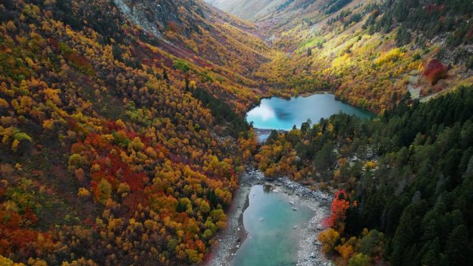 秋日山谷美丽的五彩森林和湖泊，航拍景观