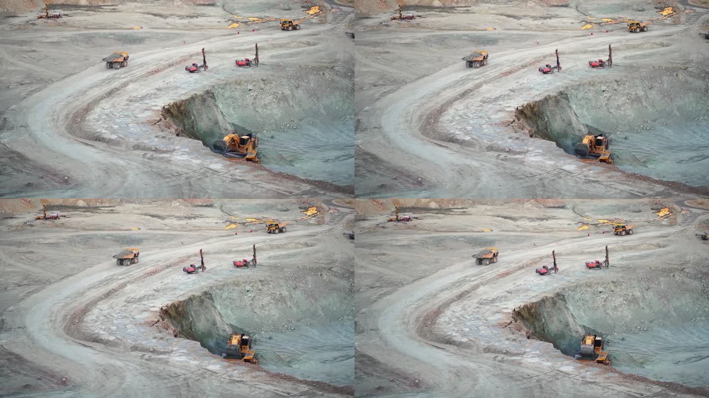 采石场开采铁矿石用的生产设备:挖掘机、自卸车。在采石场开采铁矿石的过程。