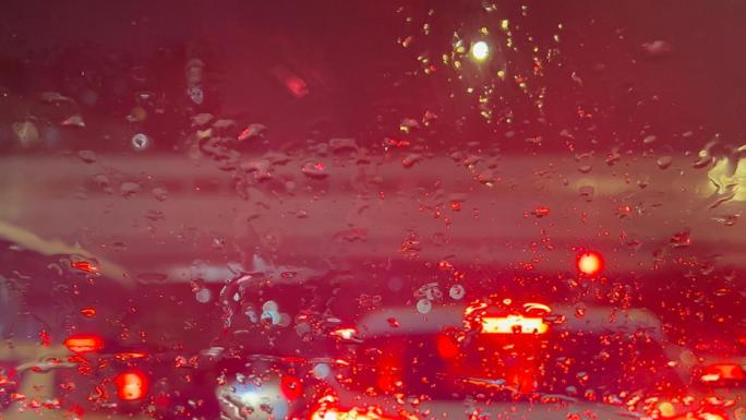 下雨夜街道车窗玻璃