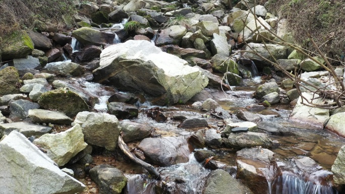 航拍秦岭秋天景色水源地山泉水流溪流河水