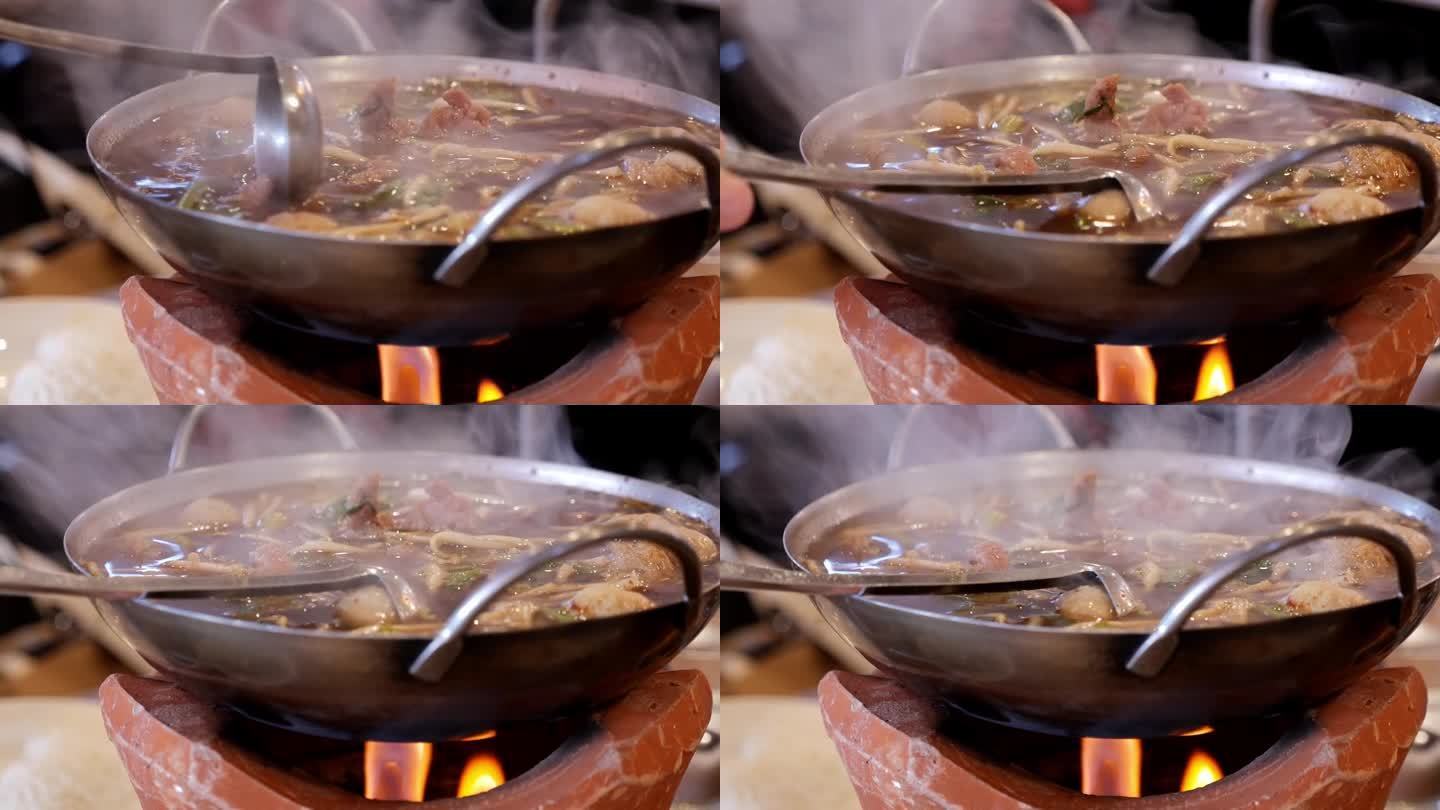 在滚烫的泰国面汤中烹饪和混合不同的肉类，这是泰国的传统食物。