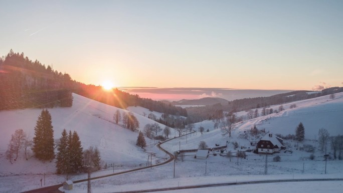 冬天，太阳落在雪山上