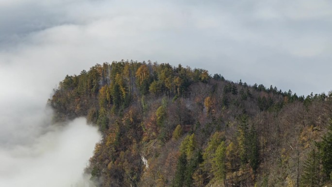 时光流逝，白烟云扫过山间。烟云或雾在山上翻滚。在高海拔山脉的山谷之上的云海。阿姆登，圣加仑州，