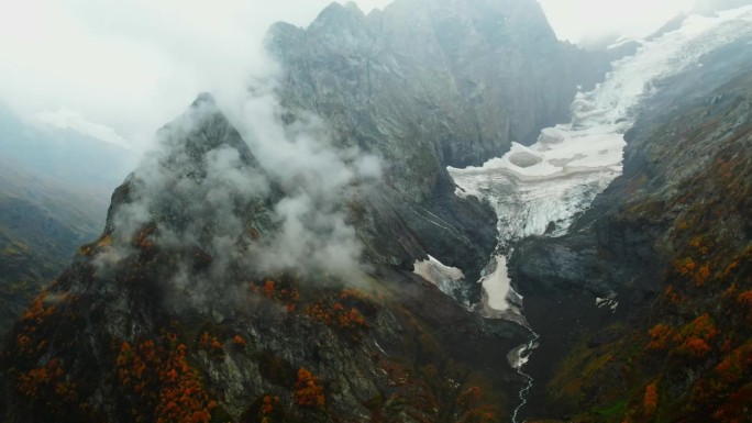 秋季坡面冰川舌航拍景观，地质特征
