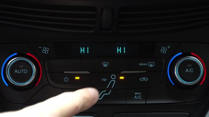 手指开、关汽车空调驾驶员面吹模式拨动开关，车内两相气候控制