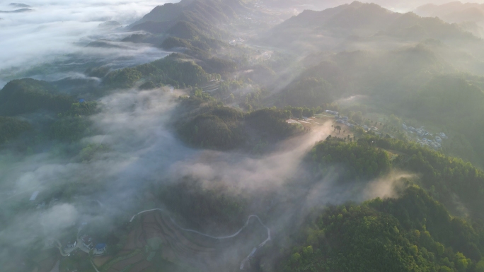 4k航拍云雾缭绕的乡村美景