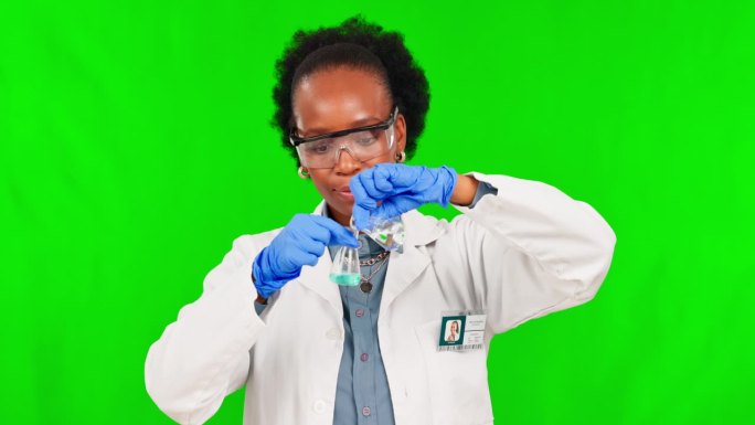 绿屏，科学和黑人女性与化学，液体和研究与玻璃烧杯的工作室背景。快乐，科学家或学生或专家在实验，测试和