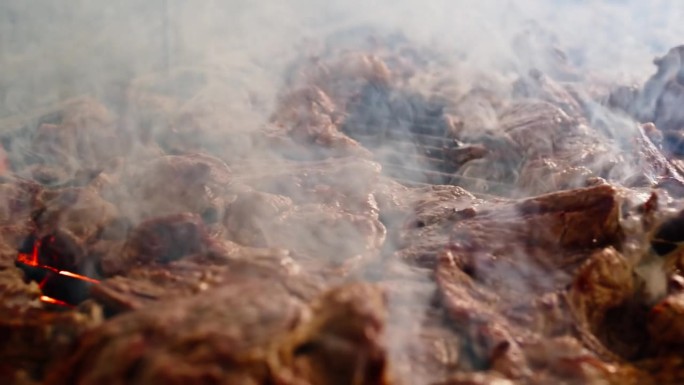 墨西哥餐厅烤架上的烟熏浅田牛肉特写镜头