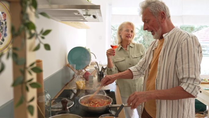 有爱心的老人和妻子一起做饭