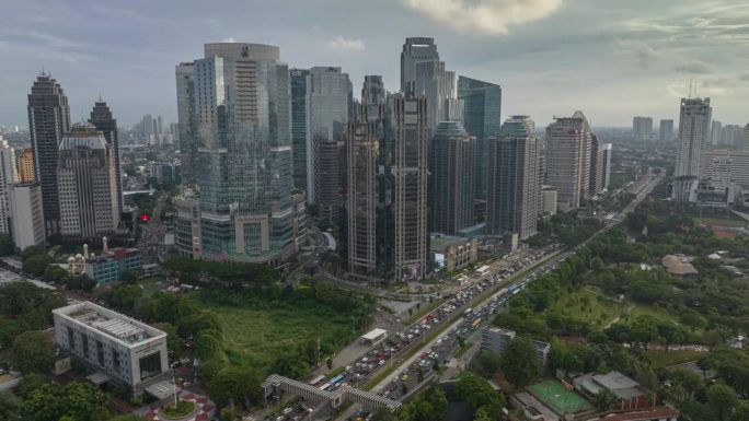 阳光明媚的日子雅加达市现代市中心交通街道航拍全景4k延时印尼