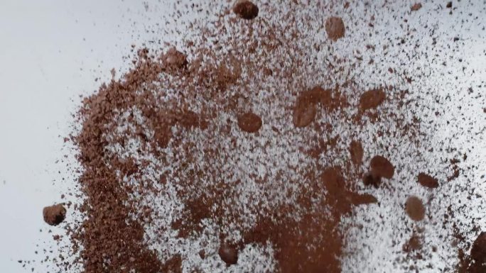 咖啡豆和咖啡渣被喷向空中