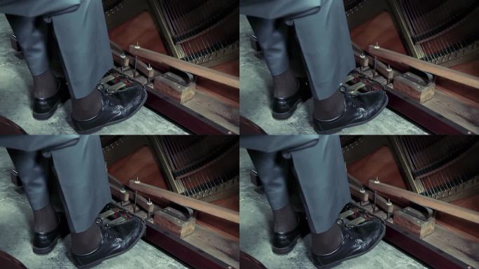 穿着黑鞋的老人的脚踩在一架旧钢琴的钢琴踏板上。近距离，4K分辨率。