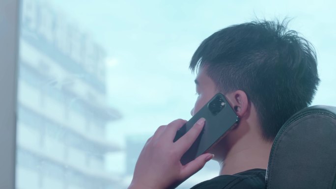 【4K】创业青年接电话