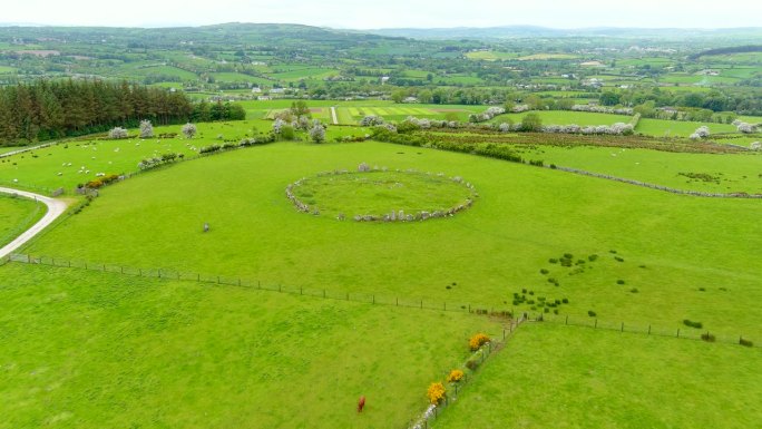 著名的贝尔塔尼石圈鸟瞰图，令人印象深刻的青铜时代仪式遗址位于爱尔兰多尼戈尔郡Raphoe镇南部。大约