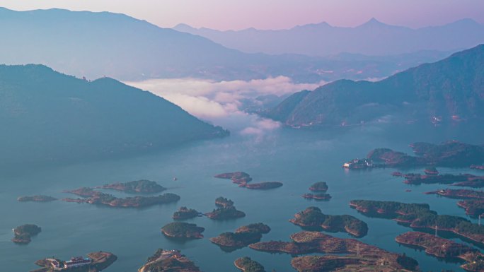 湖北黄石仙岛湖日出时的云雾缭绕延时摄影