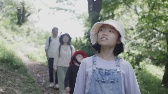 日本女孩和家人一起去远足
