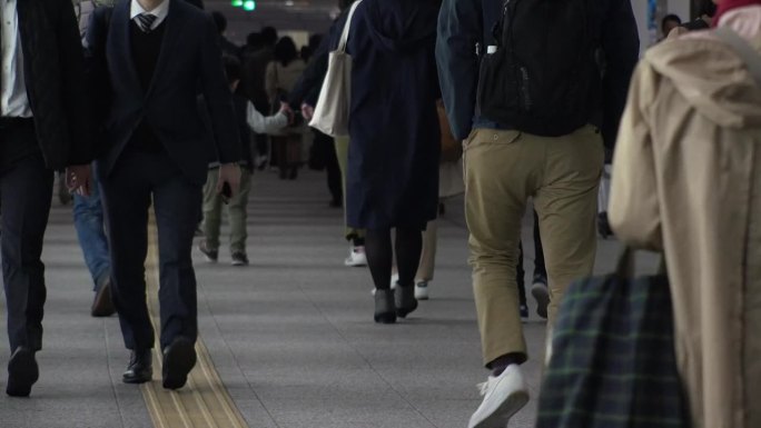 日本东京:夜晚的人群。