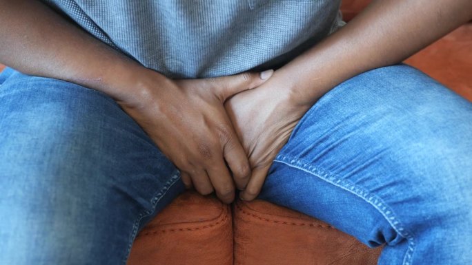 前列腺和膀胱问题的概念，一个年轻人的胯部疼痛
