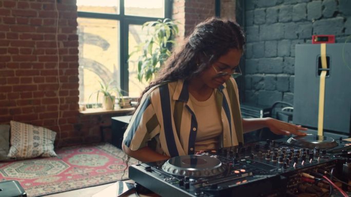 年轻的女DJ播放音乐集