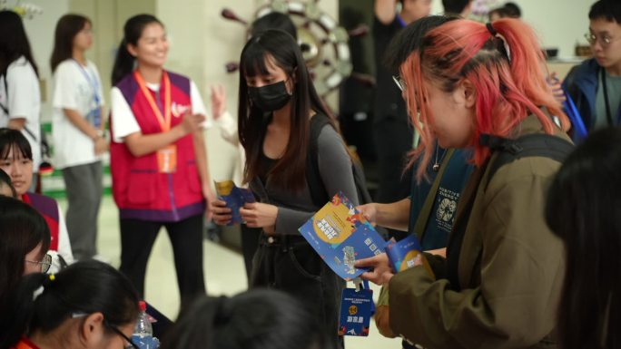 接机 前台登记 去开会 大学生 参会