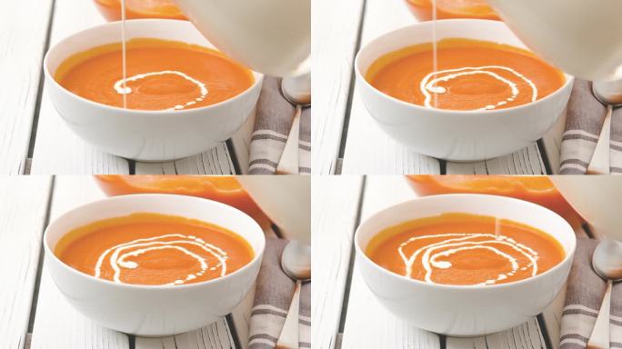 烤冬南瓜汤。用碗盛汤时，加入培根和奶油