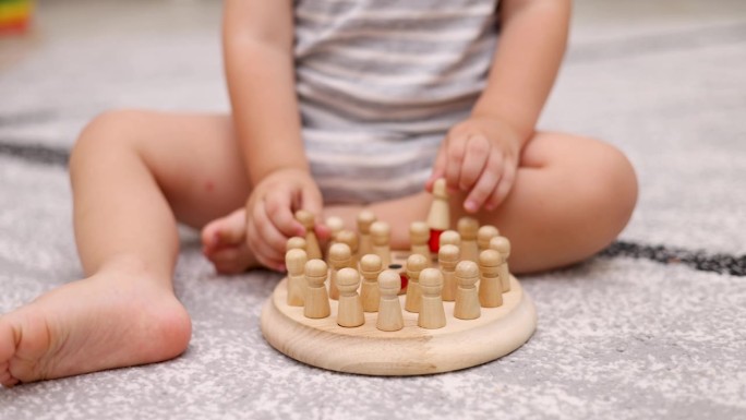 孩子在玩记忆象棋游戏