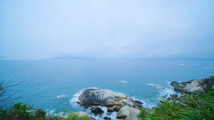 阴天海景大海边蓝色海水海浪拍打礁石岩石