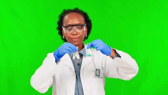 科学，绿幕和黑人女性与化学，测试和液体在玻璃烧杯研究工作室背景。快乐，科学家或学生在实验，解决和安全