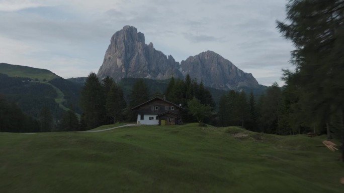 鸟瞰加迪纳山谷山脉，南蒂罗尔，特伦蒂诺，意大利。