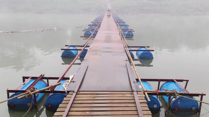 雾锁浮桥雾蒙珑农村雾天潮湿天河水浮桥雾景