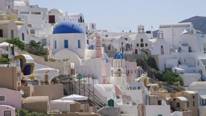 希腊圣托里尼岛白色石膏建筑的远摄图
