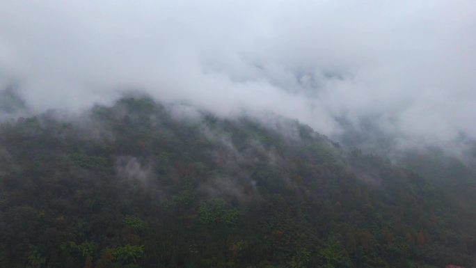 云雾山峰小镇雨后云雾缭绕山峰