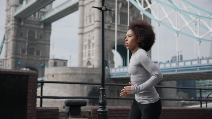成年黑人女性在伦敦晨跑