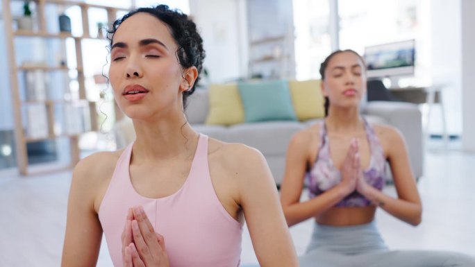祈祷，瑜伽或女性呼吸冥想或健身运动在禅家工作室放松一起。平衡，人们或健康的朋友在训练中以平静的姿势为
