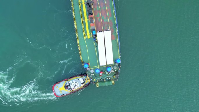 拖船随船进货港。国际港口的货船鸟瞰图和国际海运。