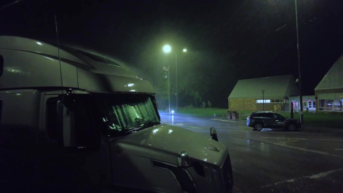 卡车停车场大雨滂沱