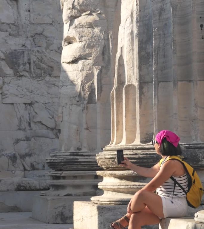 母女俩探索古希腊城的4K视频