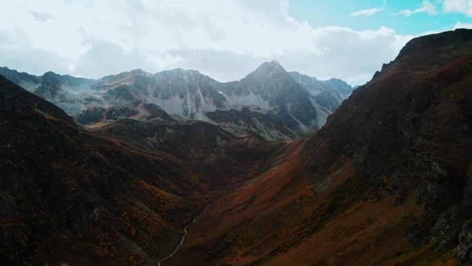 从无人机上看秋天高原美丽的山景