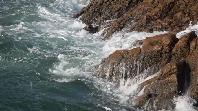 海边浪花海浪拍打礁石