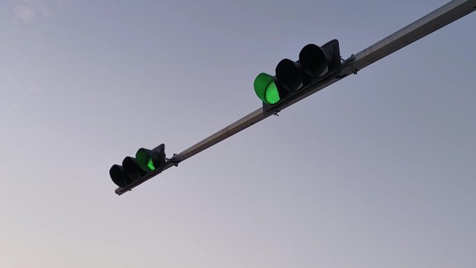 凌晨街道凌晨三点街道红绿灯交替变换红绿灯