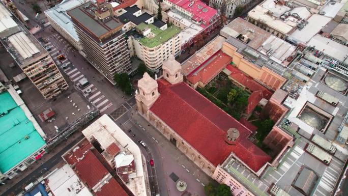 无人机拍摄的圣多明各教堂，一个多明尼加寺庙在圣地亚哥市中心，智利。