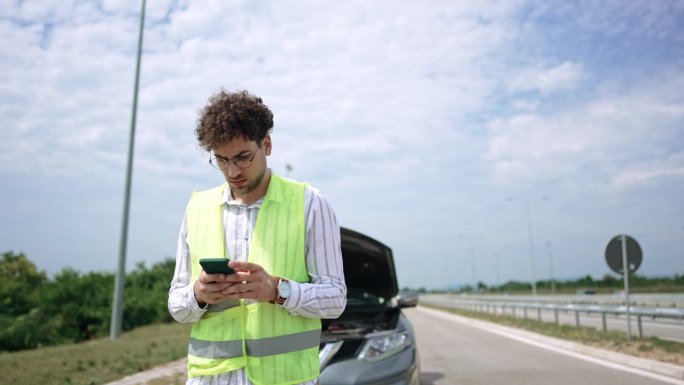 一名年轻男子在高速公路上用短信求助，他的车坏了