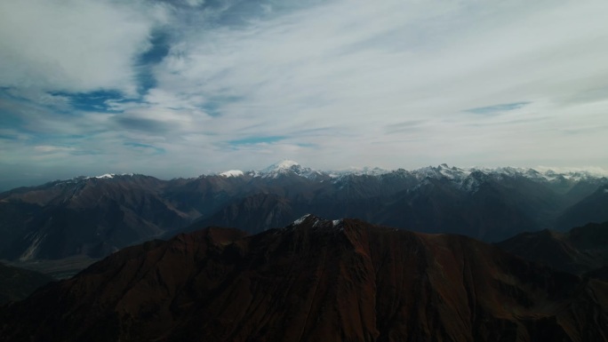 在山区旅行，在多云的天气鸟瞰山顶，发现未开发的领土