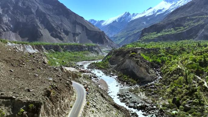 春季喀喇昆仑公路沿线喜马拉雅山脉的罕萨河鸟瞰图。巴基斯坦北部