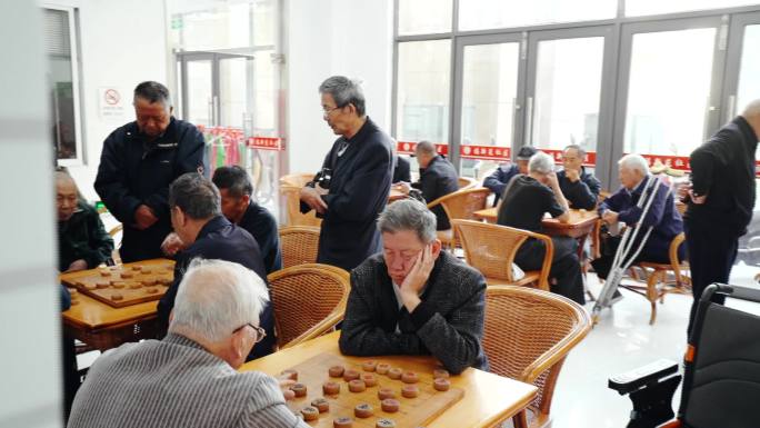 社区里下象棋的老人退休老人